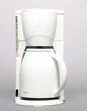 A máquina com filtro faz grandes quantidades de café de uma só vez.